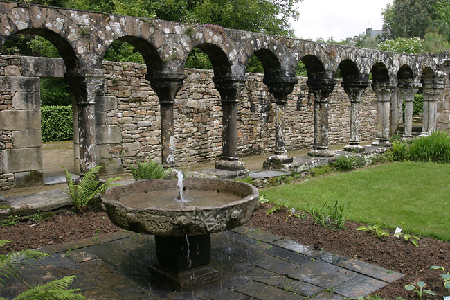 Abbey of Daoulas cloister and basin