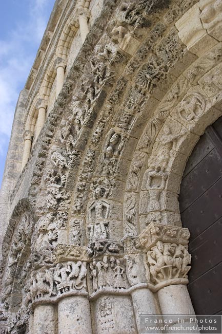 Sainte Radegonde church pediment