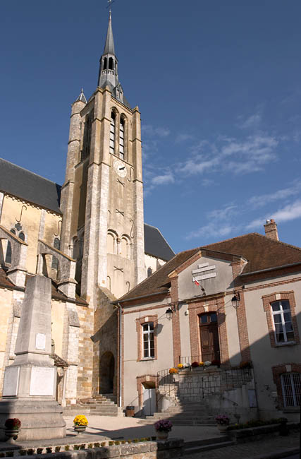 Place du village de Donnemarie Dontilly