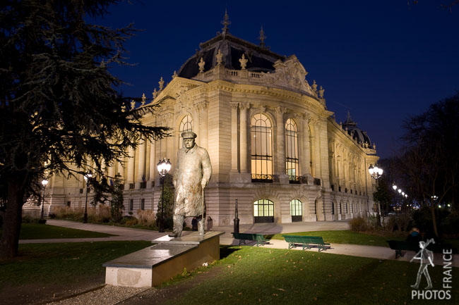 Churchill statue in the night